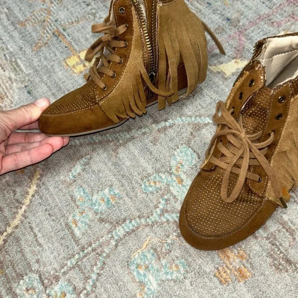 Joyfolie Brown fringe wedge sneaker sz 10 girls